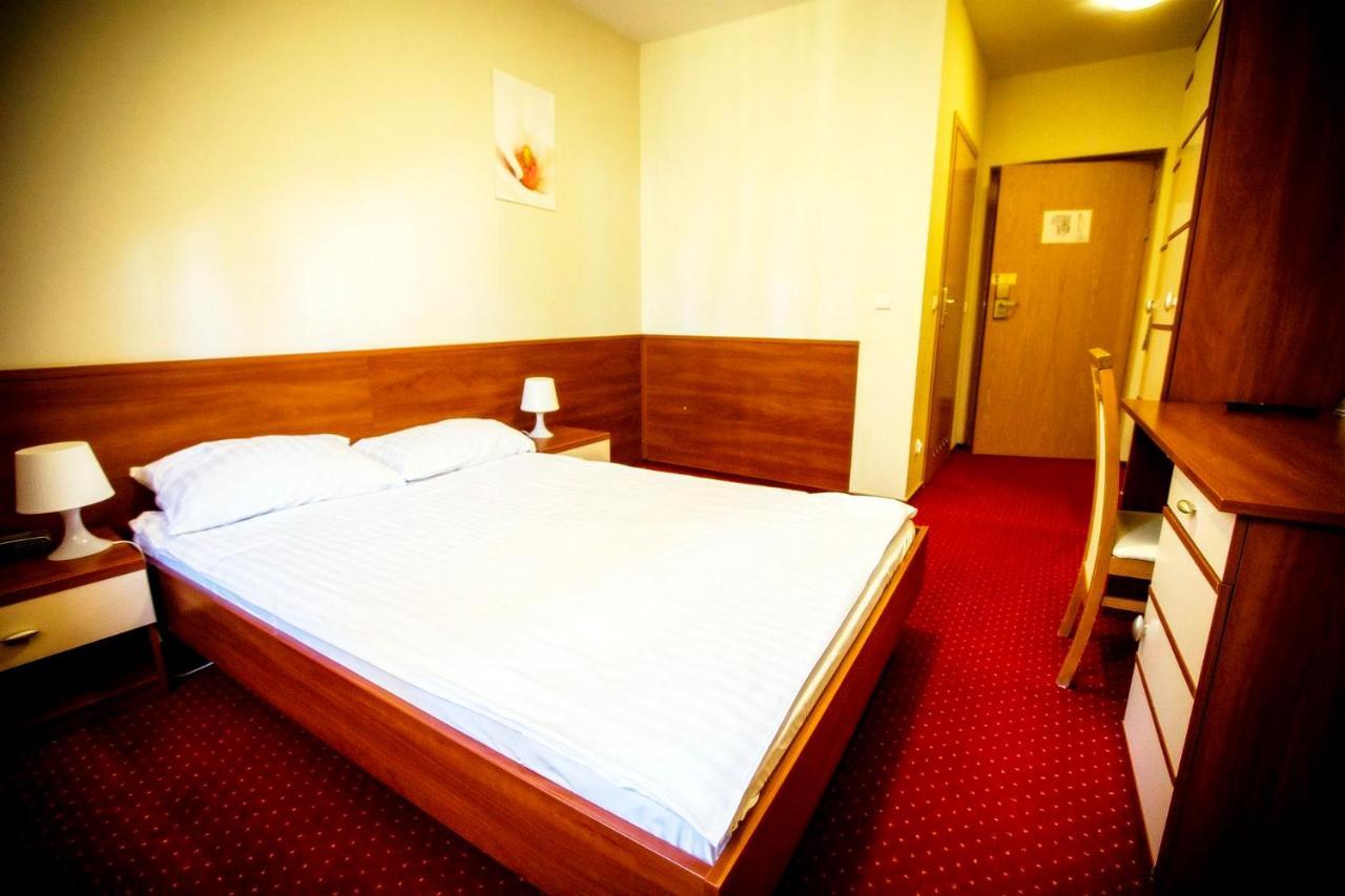 Hotel Luka Radom Bagian luar foto