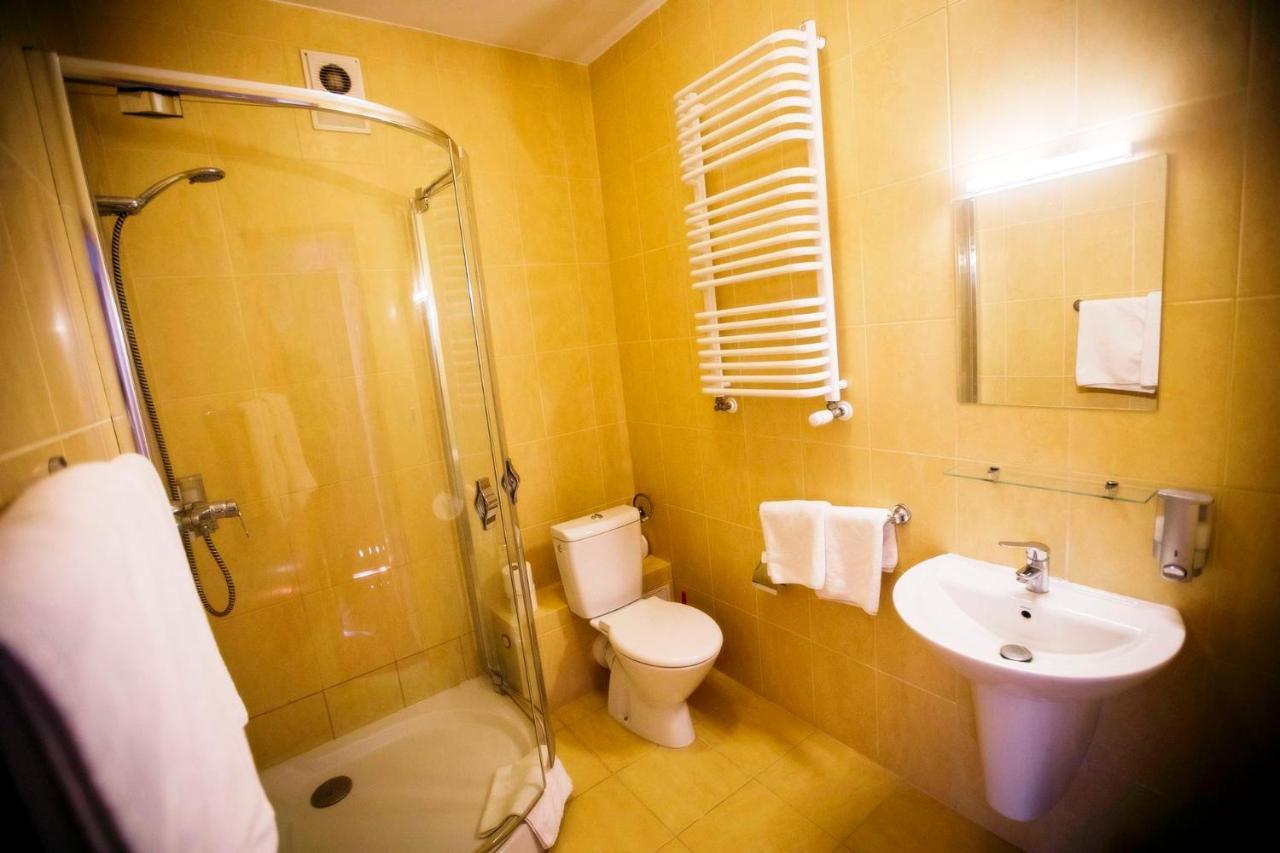 Hotel Luka Radom Bagian luar foto