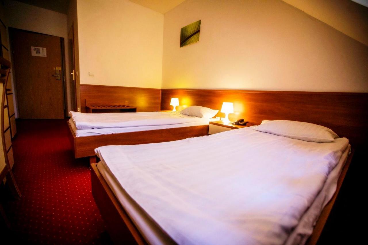 Hotel Luka Radom Bagian luar foto