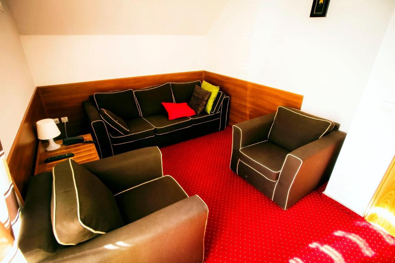 Hotel Luka Radom Bagian luar foto
