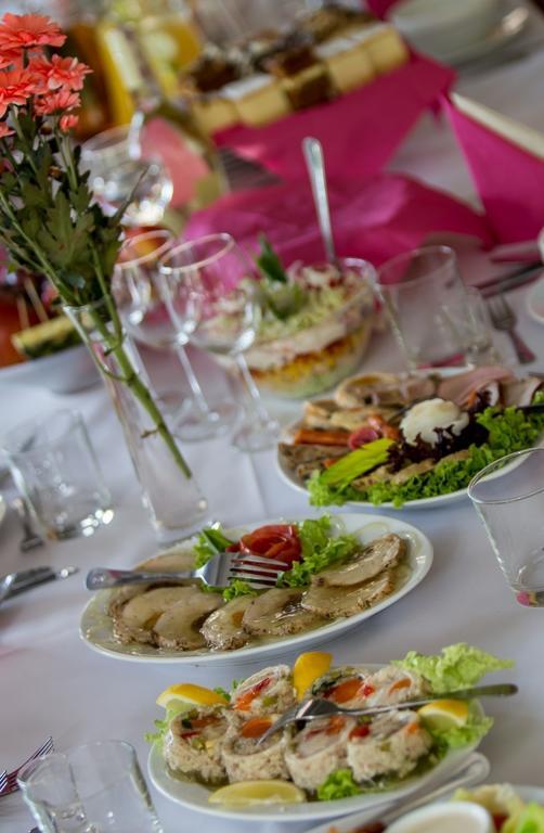 Hotel Luka Radom Bagian luar foto